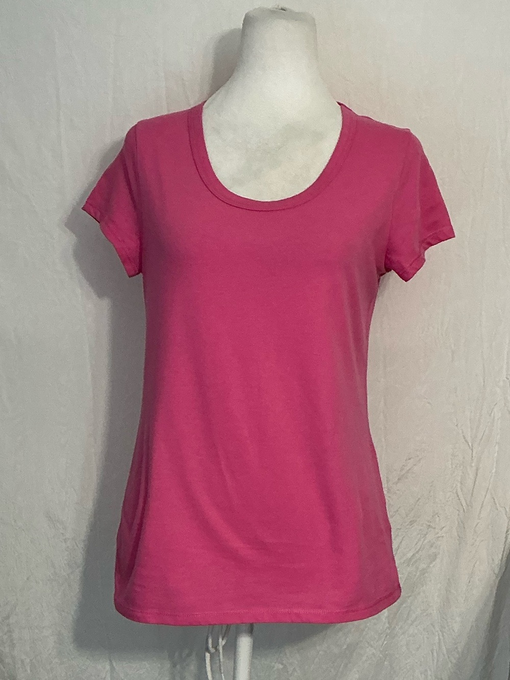 No Boundaries Scoop Neck Short Sleeve Tee - Hot Pink
